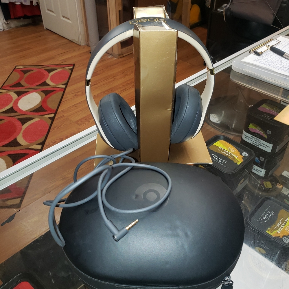 DR DRE beats  studio 3 wireless/with case and wire rose gold